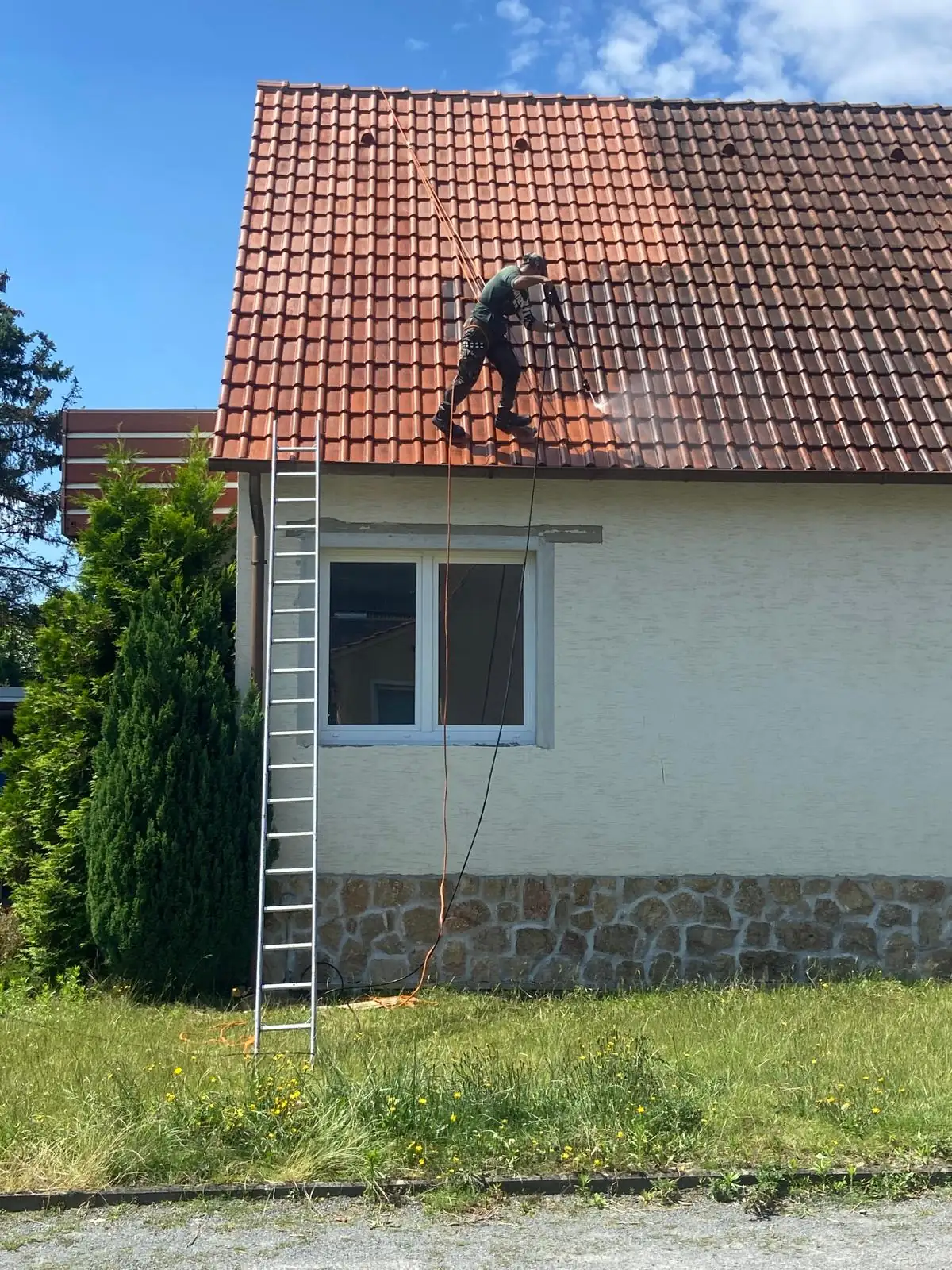 Dacharbeiten an einem Ziegeldach
