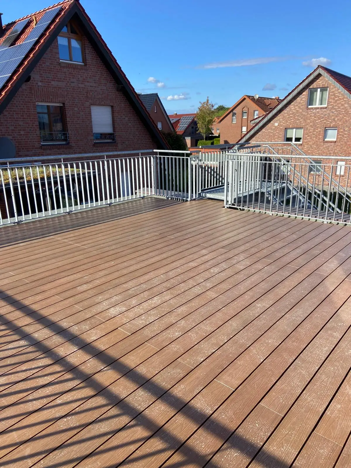 Fertig verlegte Holzdielen auf einer Dachterrasse