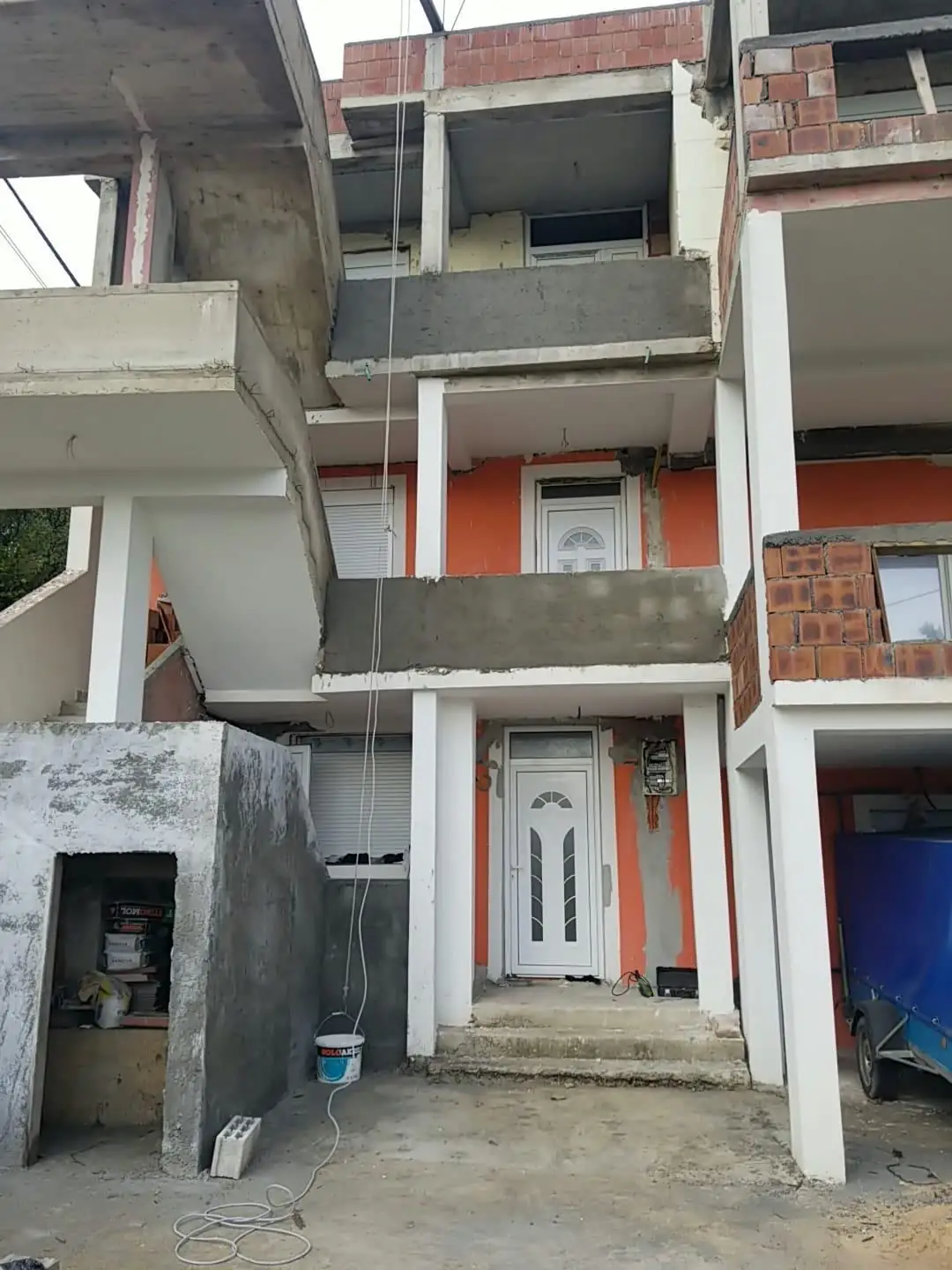 Mehrfamilienhaus während der Balkon- und Fassadensanierung
