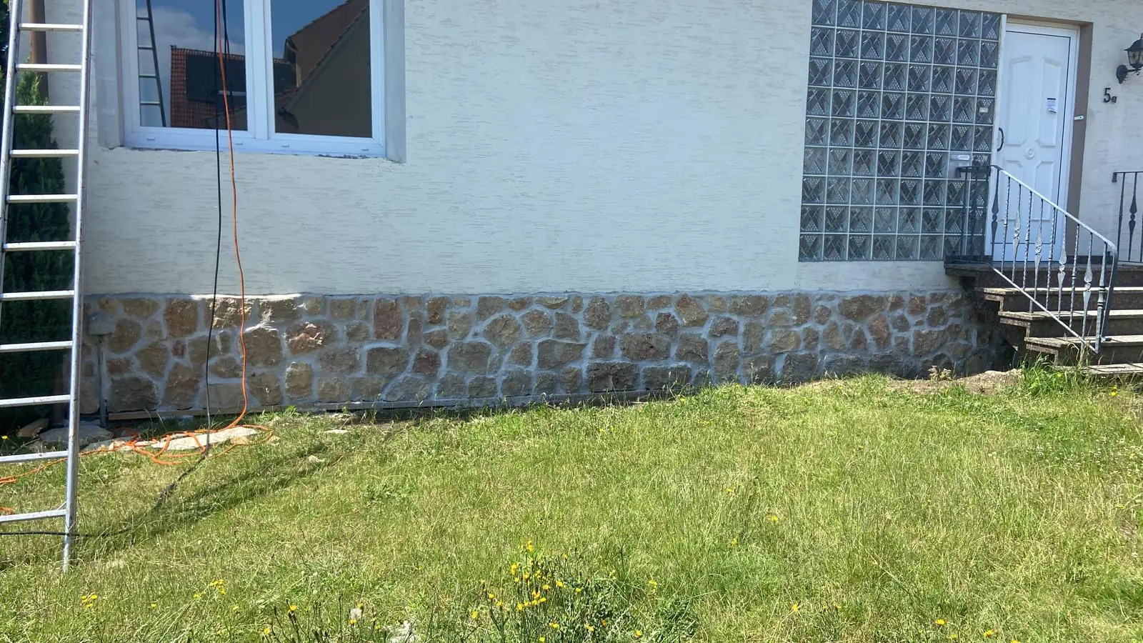 Naturstein-Sockelverkleidung an einer Hausfassade
