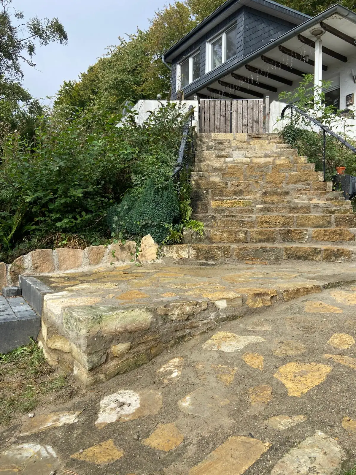 Natursteintreppe mit neuem Natursteinpflaster