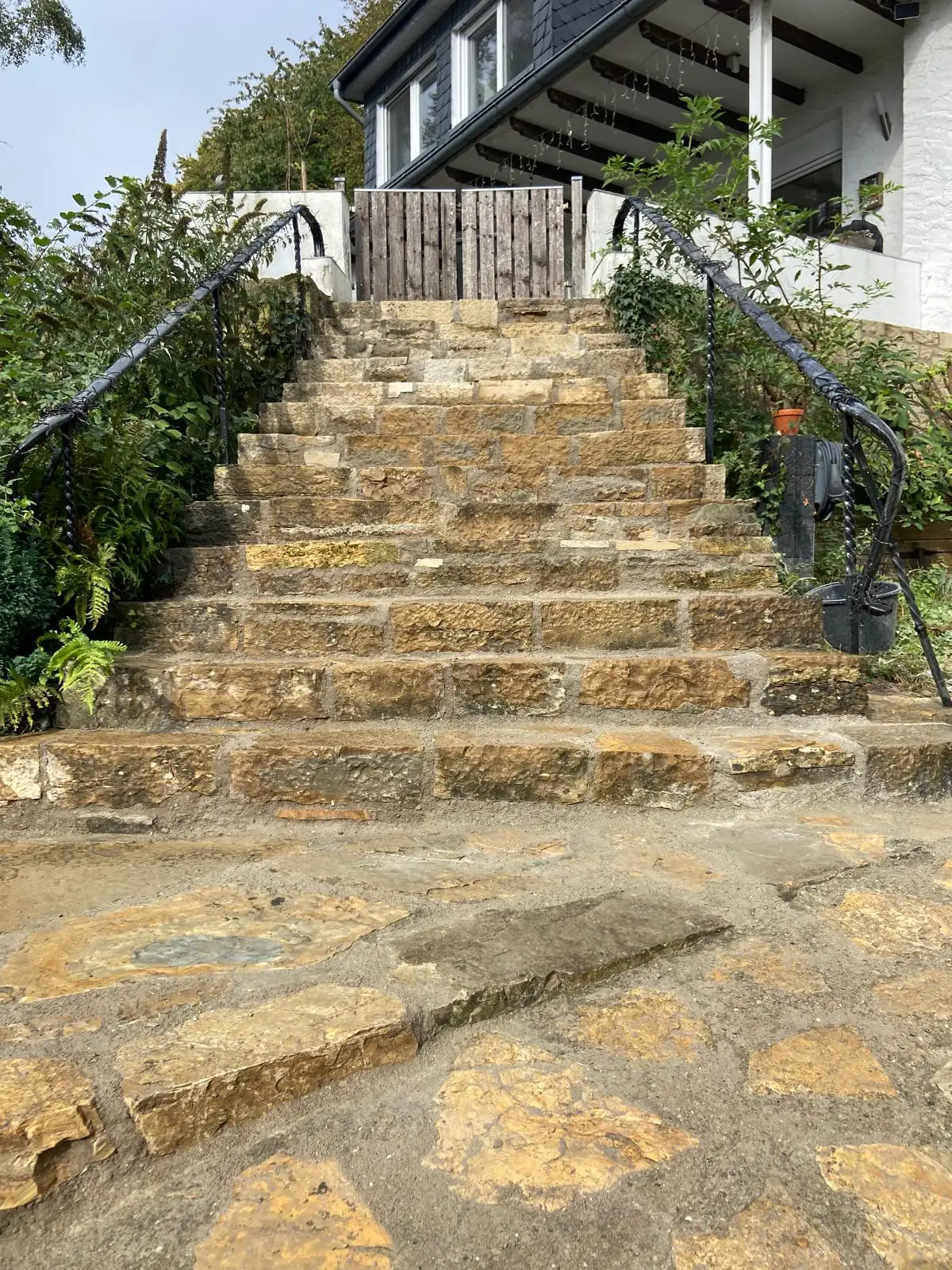 Renovierte Natursteintreppe im Außenbereich